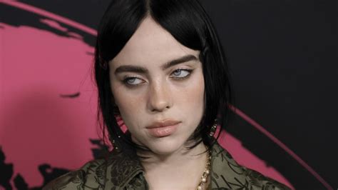 Billie Eilish Shows Off Massive Back Tattoo In Topless。